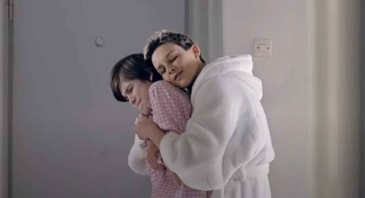 matka z synem przytulają się kadr z filmu